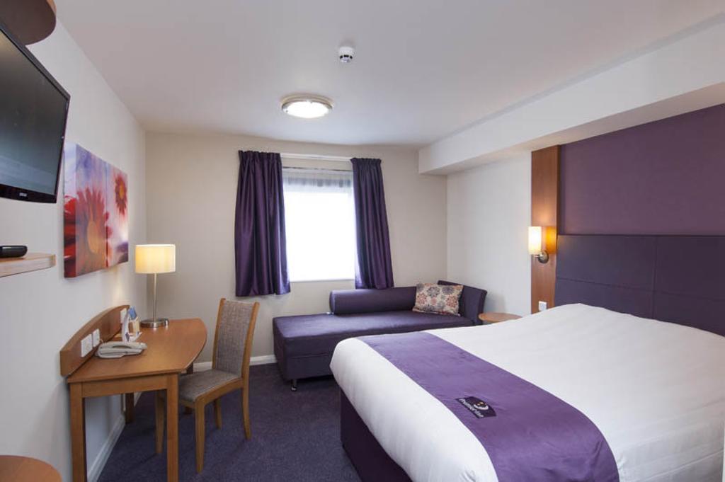 Premier Inn Cardiff Roath الغرفة الصورة