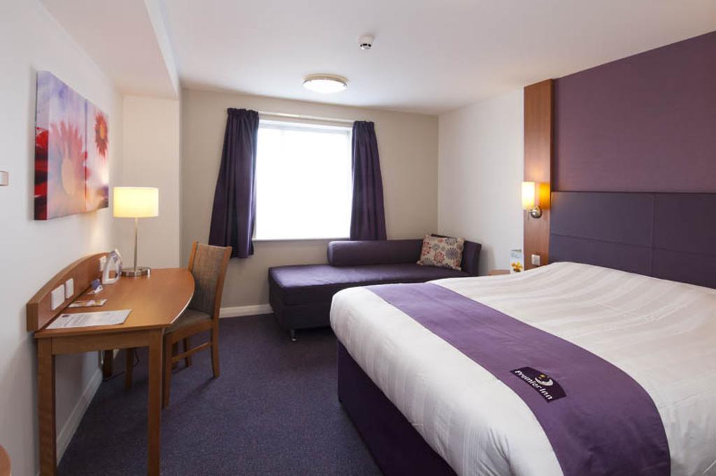 Premier Inn Cardiff Roath الغرفة الصورة
