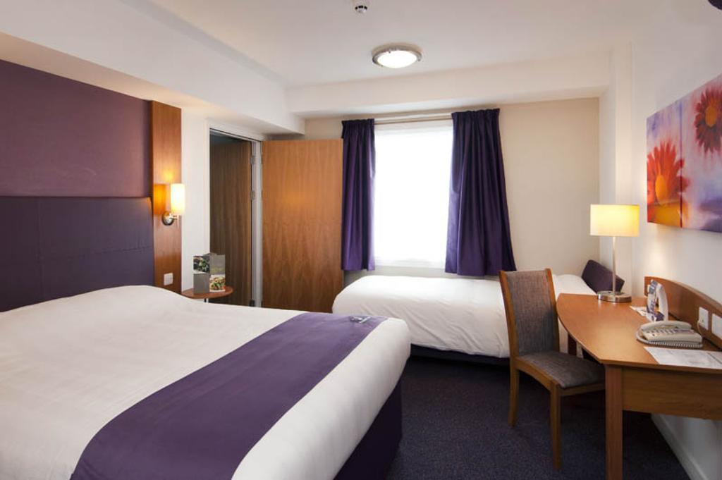 Premier Inn Cardiff Roath الغرفة الصورة