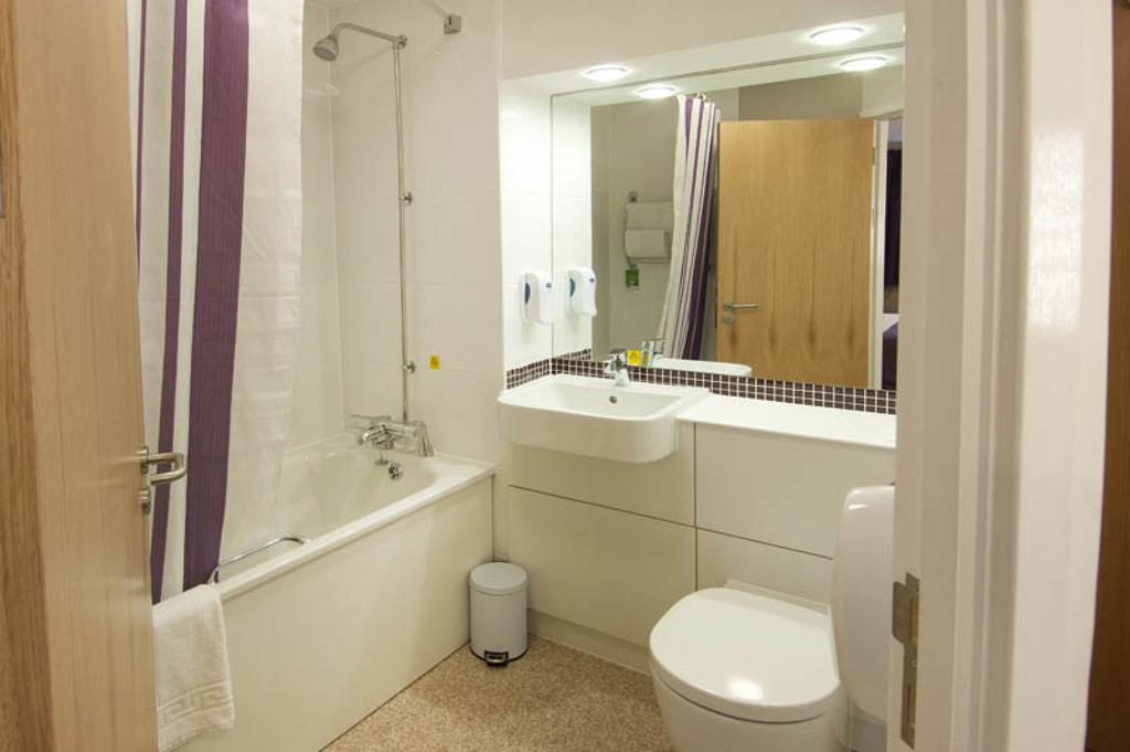Premier Inn Cardiff Roath الغرفة الصورة